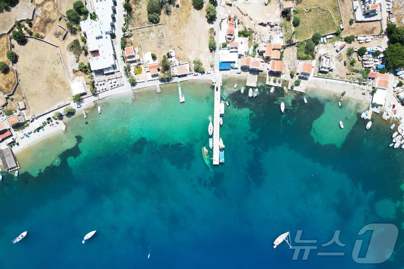 에게해 남동쪽 그리스 시미 섬 페디 마을에서 실종된 영국의 유명 의사인 마이클 모슬리를 찾는 선박들의 모습.2024.06.07.ⓒ 로이터=뉴스1