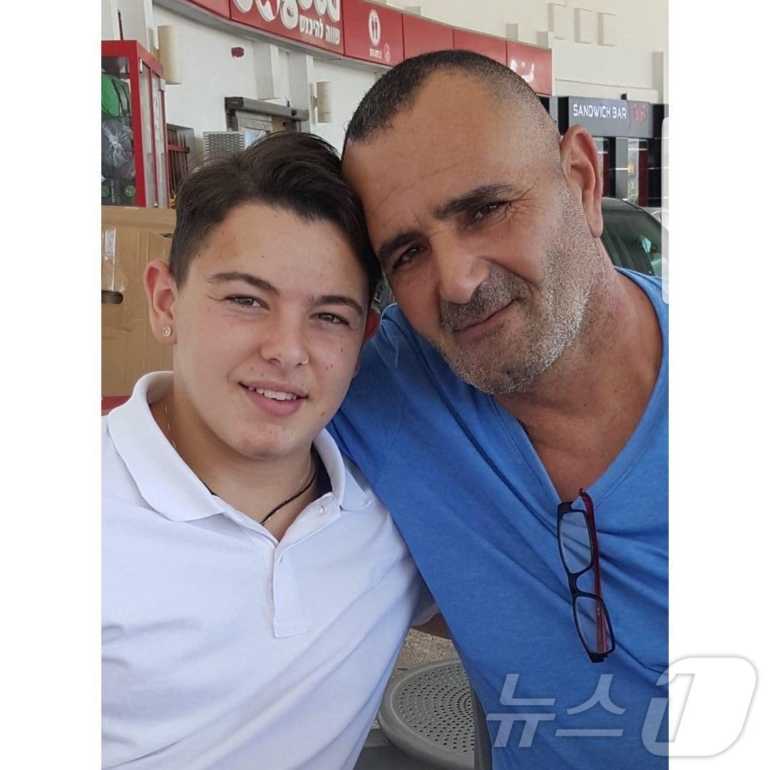 최근 가자지구에서 구출된 인질 4명 중 1명인 알모그 메이르 잔&#40;22&#41;과 그의 아버지 요세프 잔&#40;57&#41;. 요세프는 알모그의 구출 소식을 듣기 불과 몇 시간 전에 숨졌다.&#40;X 갈무리&#41;.