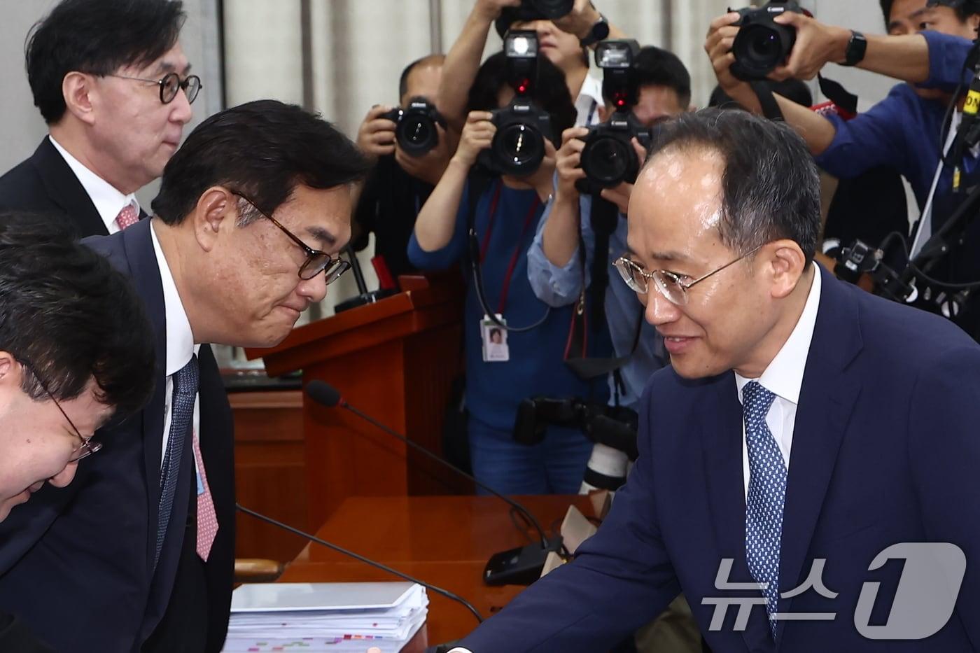 추경호 국민의힘 원내대표&#40;오른쪽&#41;가 1일 오전 서울 여의도 국회에서 열린 운영위원회 전체회의에서 정진석 대통령 비서실장과 인사를 나누고 있다. 2024.7.1/뉴스1 ⓒ News1 김민지 기자