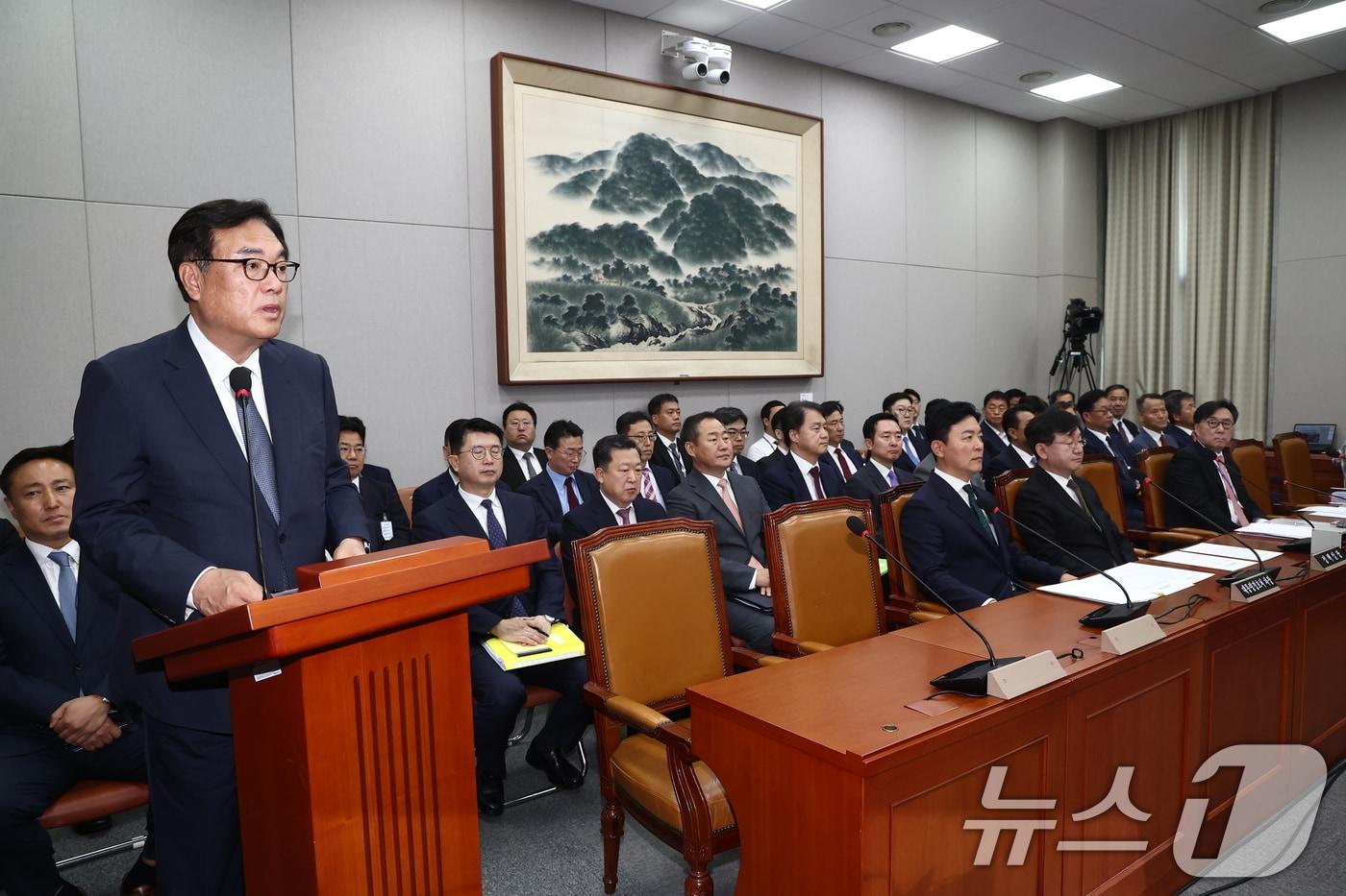 정진석 대통령 비서실장이 1일 오전 서울 여의도 국회에서 열린 운영위원회 전체회의에서 현안질의에 앞서 인사말을 하고 있다. 2024.7.1/뉴스1 ⓒ News1 김민지 기자