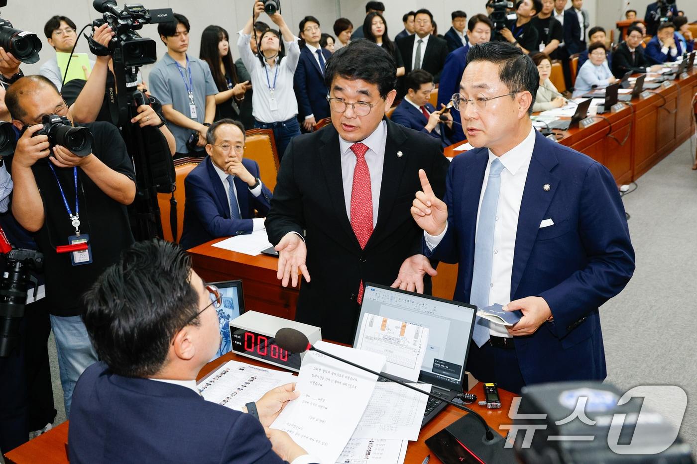 박찬대 국회 운영위원장과 여당 간사인 배준영 의원, 야당 간사인 박성준 의원이 1일 오전 서울 여의도 국회에서 열린 운영위원회 전체회의에서 의사일정 진행과 관련해 설전을 벌이는 가운데 추경호 국민의힘 원내대표가 이를 지켜보고 있다. 2024.7.1/뉴스1 ⓒ News1 안은나 기자