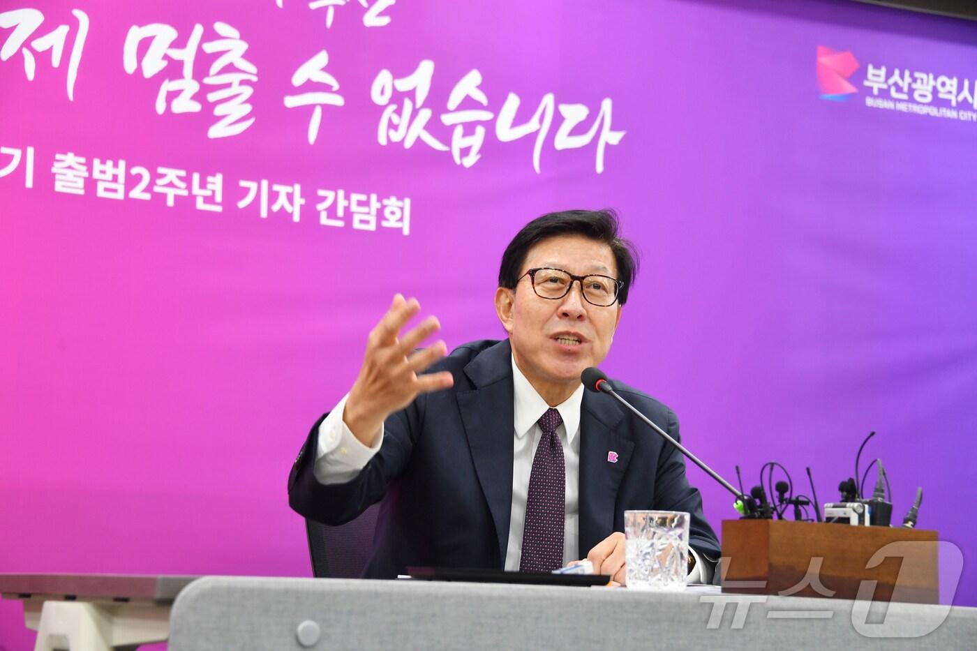 박형준 부산시장이 1일 오전 부산시청에서 민선8기 출범 2주년 기자간담회를 하고 있다.2024.7.1.&#40;부산시청 제공&#41;