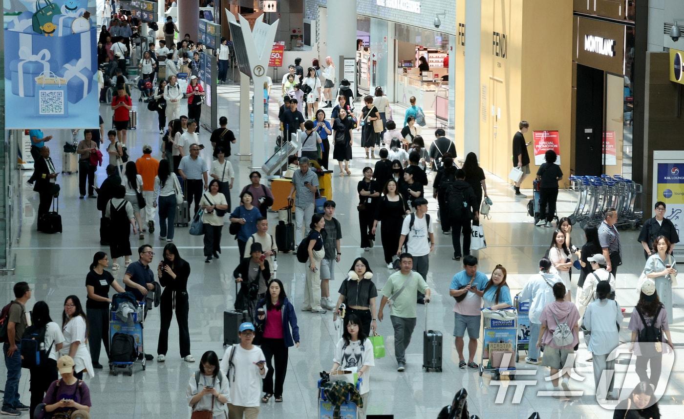 인천국제공항 제1터미널 출국 면세구역이 해외로 떠나려는 여행객들로 붐비고 있다./뉴스1 ⓒ News1 장수영 기자