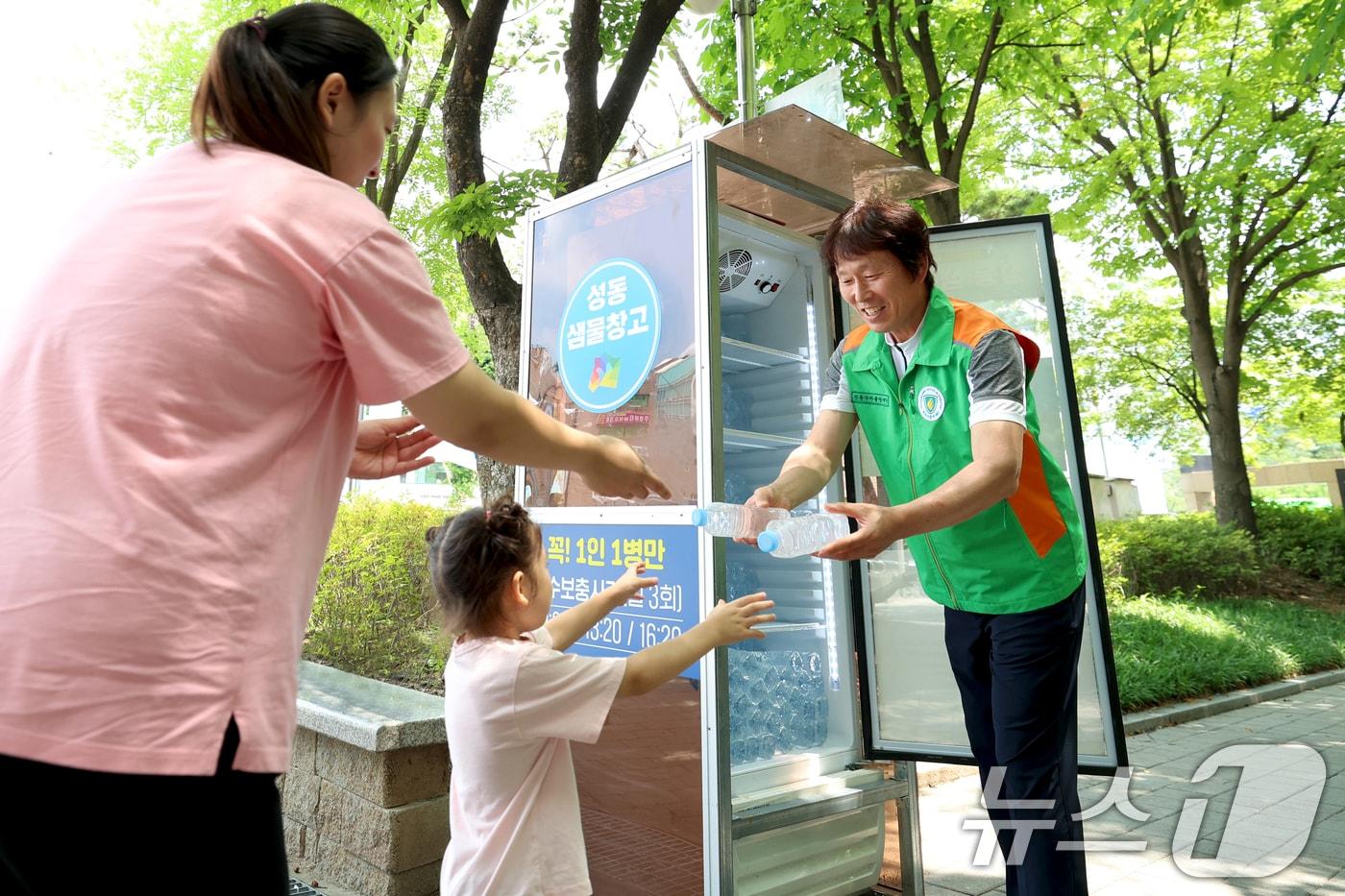 1일 서울 성동구 행당동에 마련된 ‘성동 샘물창고’에서 구청 관계자가 생수를 나눠주고 있다.  &#40;성동구청 제공&#41; 2024.7.1/뉴스1