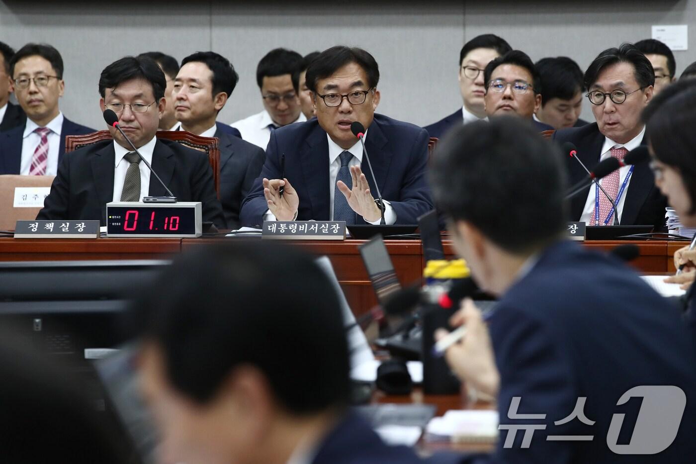 정진석 대통령비서실장이 1일 오후 서울 여의도 국회에서 열린 운영위원회 전체회의에 출석해 윤건영 더불어민주당 의원 질의에 답하고 있다. 2024.7.1/뉴스1 ⓒ News1 이광호 기자