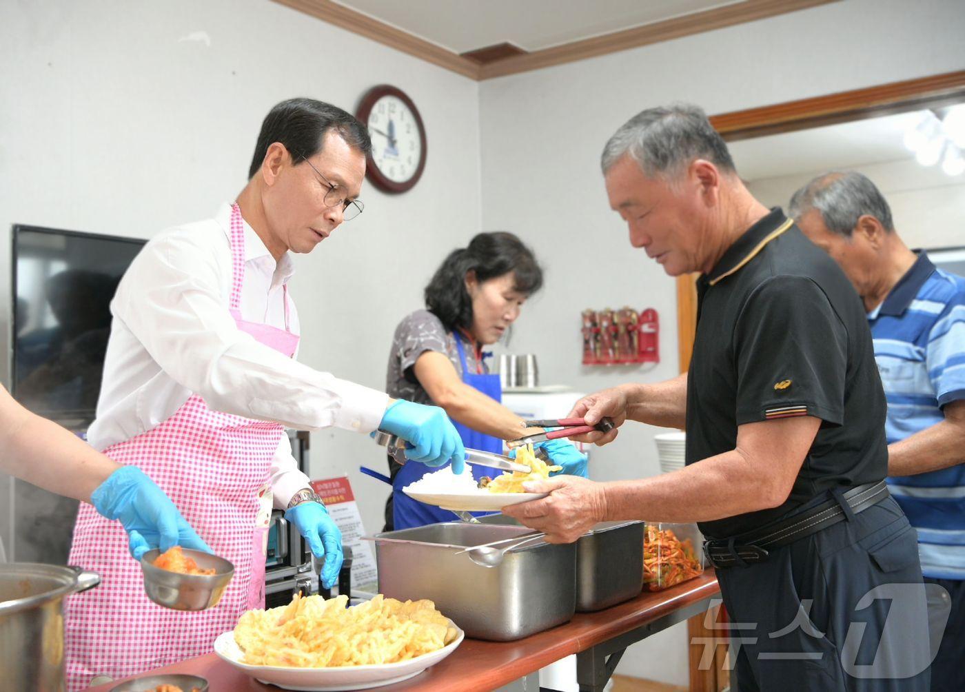  1일 조병옥 충북 음성군수가 민선 8기 취임 2주년을 맞아 소이면 충도1리 농업인 마을공동급식 자리에 참석해 배식봉사를 하고 있다.&#40;음성군 제공&#41;2024.7.1/뉴스1