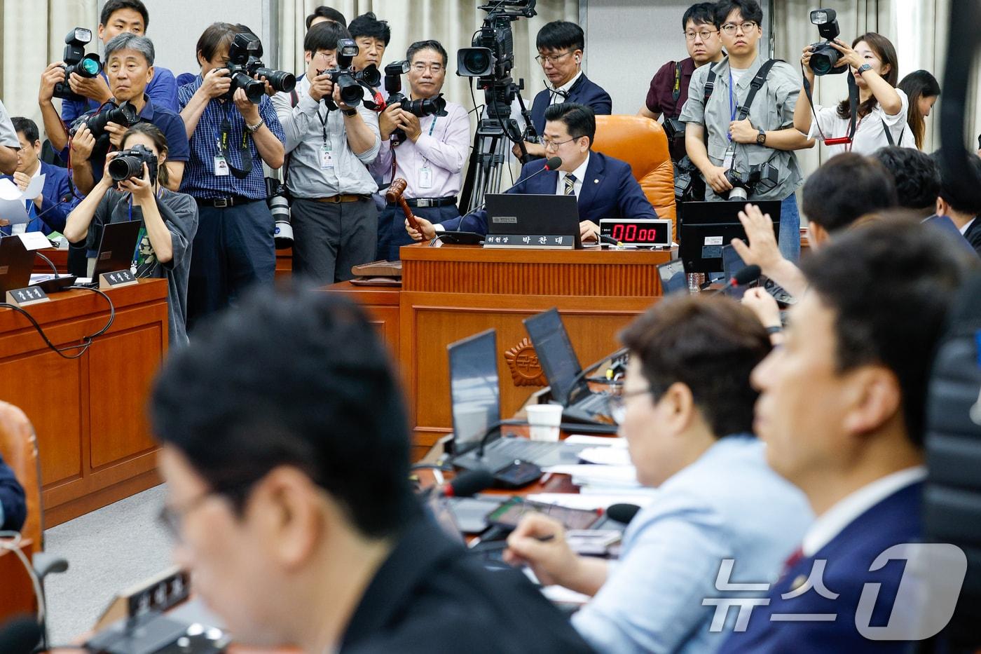 박찬대 국회 운영위원장이 1일 서울 여의도 국회에서 열린 운영위원회 전체회의에서 의사봉을 두드리고 있다. 2024.7.1/뉴스1 ⓒ News1 안은나 기자