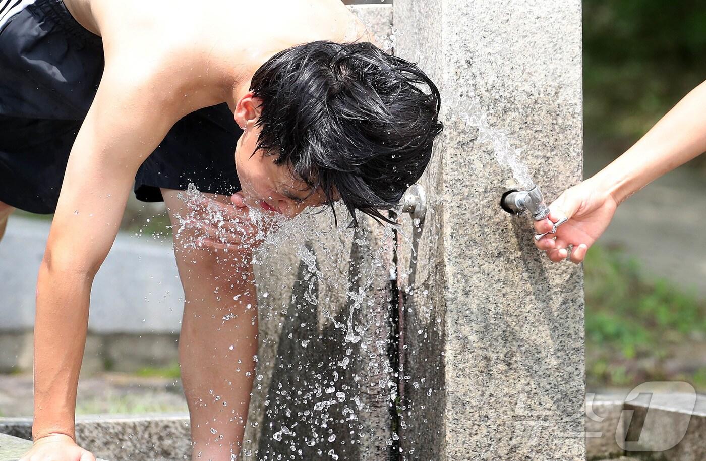 장맛비가 잠시 소강상태에 접어들면서 무더운 날씨를 보인 1일 광주 북구 일곡 제1근린공원에서 체육활동 나온 인근 중학생들이 등목을 하며 더위를 식히고 있다.&#40;광주 북구 제공&#41;2024.7.1/뉴스1