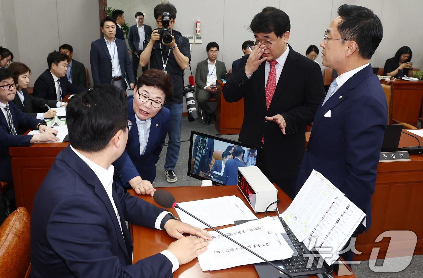 박찬대 국회 운영위원장이 1일 오후 서울 여의도 국회에서 열린 운영위원회 전체회의에서 임이자 국민의힘 의원으로부터 항의를 받고 있다. 오른쪽은 배준영 국민의힘 간사와 박성준 더불어민주당 간사가 설전하는 모습. 2024.7.1/뉴스1 ⓒ News1 김민지 기자