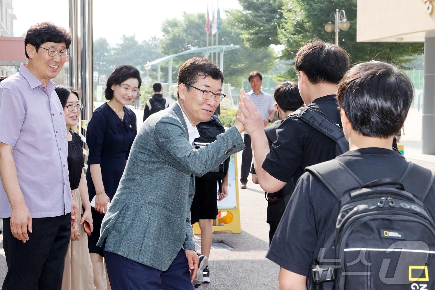 1일 오전 윤건영 충북교육감이 청주 봉명고등학교를 찾아 등교하는 학생을 맞이하고 있다.&#40;충북교육청 제공&#41;.2024.07.01/뉴스1