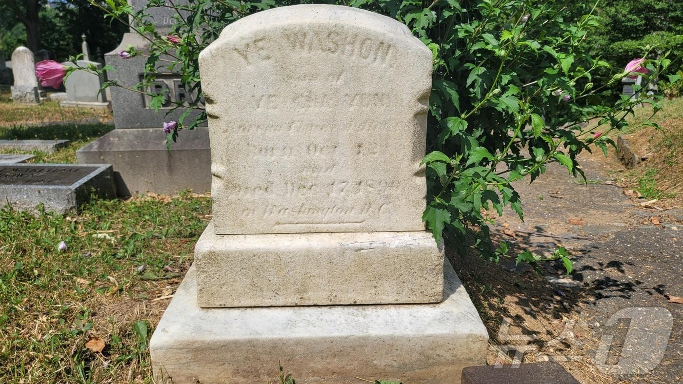 미국에서 태어난 최초의 조선인 이화손의 묘지. 묘비 앞면에는 &#39;Ye Washon&#39;이라는 이름과 부친 이채연의 이름, 출생 시기와 사망 시기가 새겨져 있다. 2024.06.30.