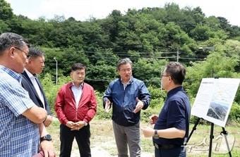 정용래 대전 유성구청장&#40;오른쪽 두 번째&#41;과 김동수 구의장&#40;오른쪽 세 번째&#41;이 1일 상대동~복용공원&#40;박산&#41; 보행육교 설치 현장을 살펴보고 있다.&#40;대전 유성구 제공&#41;/뉴스1 ⓒ News1 김경훈 기자