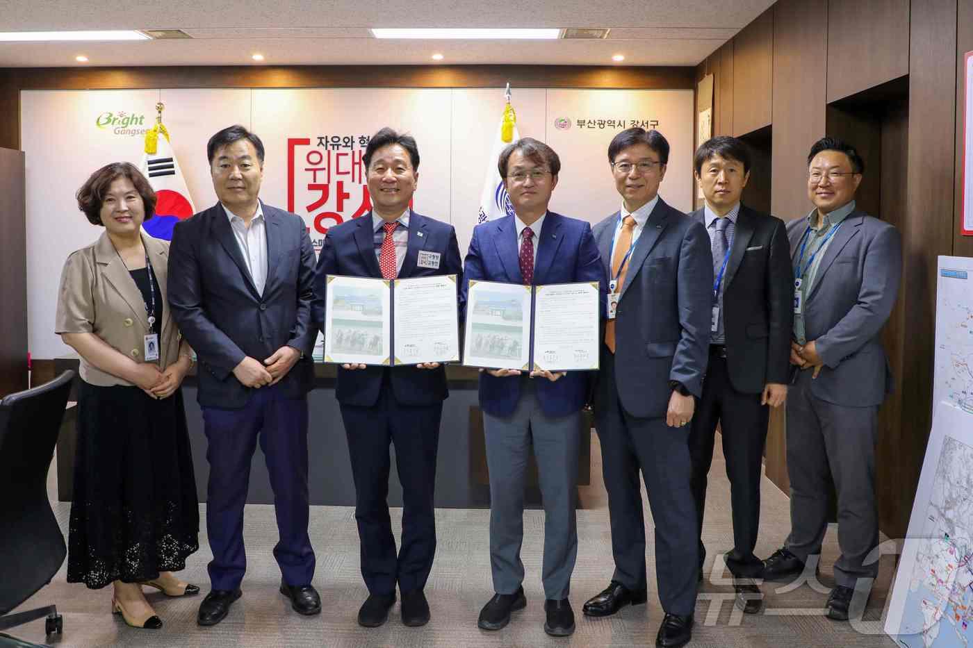 한국마사회 렛츠런파크 부산경남과 부산 강서구청은 말을 활용한 지역발전 사업을 추진하기 위해 업무협약을 체결했다. 김형찬&#40;왼쪽 세번째부터&#41; 부산 강서구청장과 엄영석 한국마사회 부산경남지역본부장을 비롯해  각 기관 관계자들이 말 활용 지역발전 사업 업무협약 체결 후 기념사진을 찍고 있다&#40;렛츠런파크 부산경남 제공&#41;