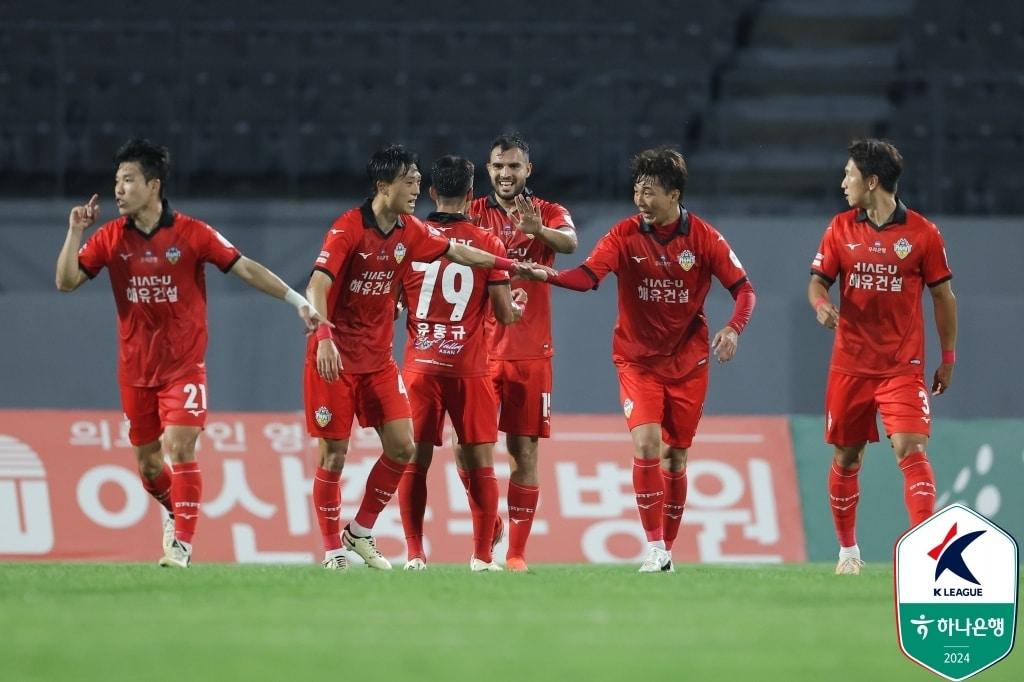 충남아산FC의 공격수 호세&#40;가운데&#41;가 득점 후 동료들과 기뻐하고 있다. &#40;한국프로축구연맹 제공&#41;