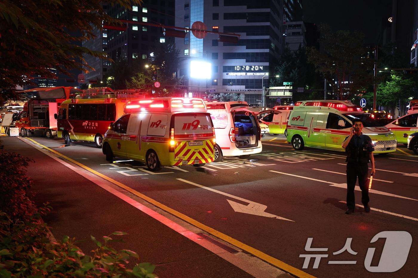 1일 저녁 서울 중구 시청역 교차로에서 대형 교통사고가 발생해 구조대원들이 현장을 수습하고 있다. 2024.7.1/뉴스1 ⓒ News1 구윤성 기자