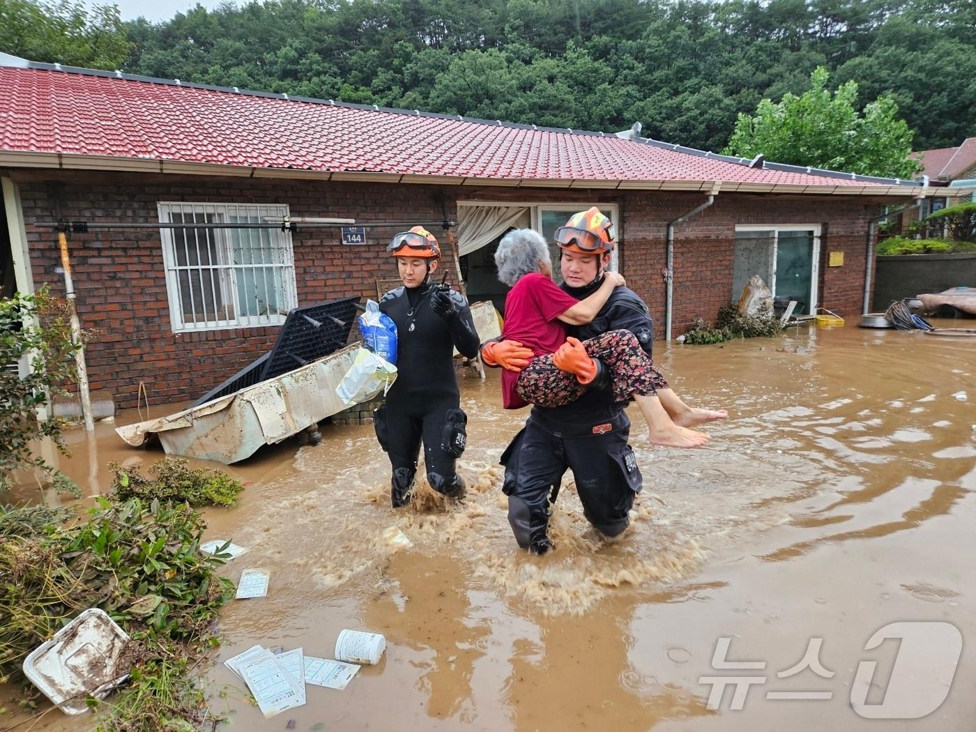 10일 새벽 사이 전북에 강한 비가 쏟아지면서 하천이 범람해 완주군 한 마을 주민들이 고립됐다는 신고가 접수됐다. 사진은 전북소방대원이 완주군 마을 주민들을 구조하는 모습. &#40;전북소방본부 제공&#41;2024.7.10/뉴스1 ⓒ News1 강교현 기자