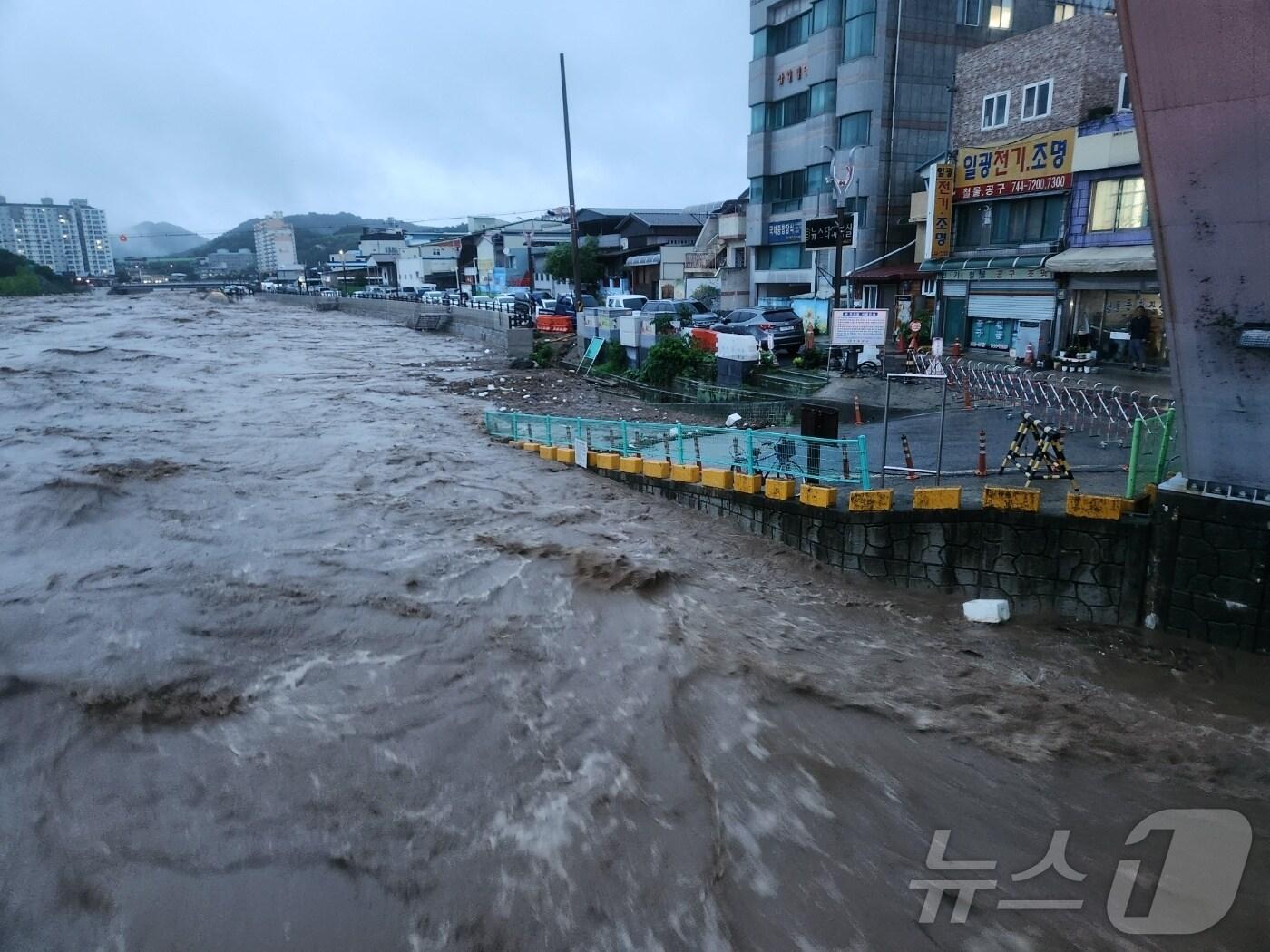  폭우가 내린 영동교 근처 하천&#40;충북소방본부 제공&#41;.2024.7.10/뉴스1