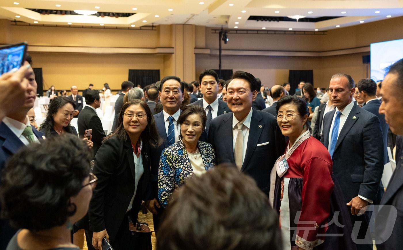 윤석열 대통령이 8일&#40;현지시간&#41; 미국 하와이 호놀룰루 쉐라톤 호텔에서 열린 동포 초청 간담회에서 참석자들과 기념촬영을 하고 있다. &#40;대통령실 제공&#41; 2024.7.10/뉴스1 ⓒ News1 송원영 기자