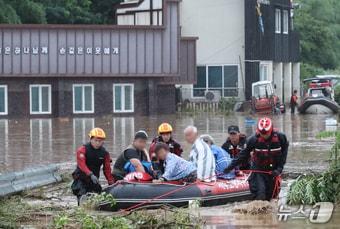 밤사이 내린 폭우로 대전 서구 용촌동 마을 전체가 침수됐다. 10일 오전 소방구조대원들이 주민을 구조하고 있다. 이날 오전 5시16분 관련 신고가 접수돼 장비 8대·인력 25명을 투입, 주민들을 구조 중이다. 2024.7.10/뉴스1 ⓒ News1 김기태 기자