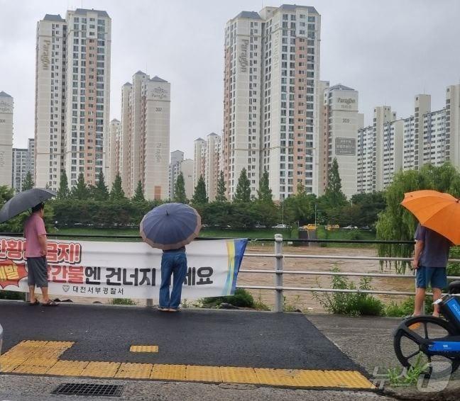 시민들이 대전 서구 정림동 일대 유등천을 바라보고 있다. 2024.7.10/뉴스1 ⓒ News1 김태진 기자