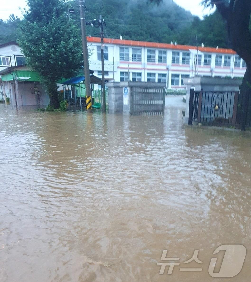 10일 밤새 폭우가 쏟아졌던 전북 완주군 운주중학교 교문 앞 도로가 침수돼 있다.  &#40;전북자치도교육청 제공&#41; 2024.7.10/뉴스1 