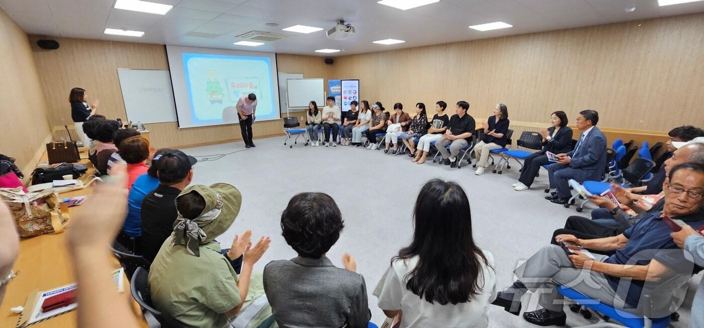 용인시가 마련한 &#39;신갈오거리 스마트 도시재생&#39; 리빙랩에서 주민들이 현안을 논의하고 있다.&#40;용인시 제공&#41;