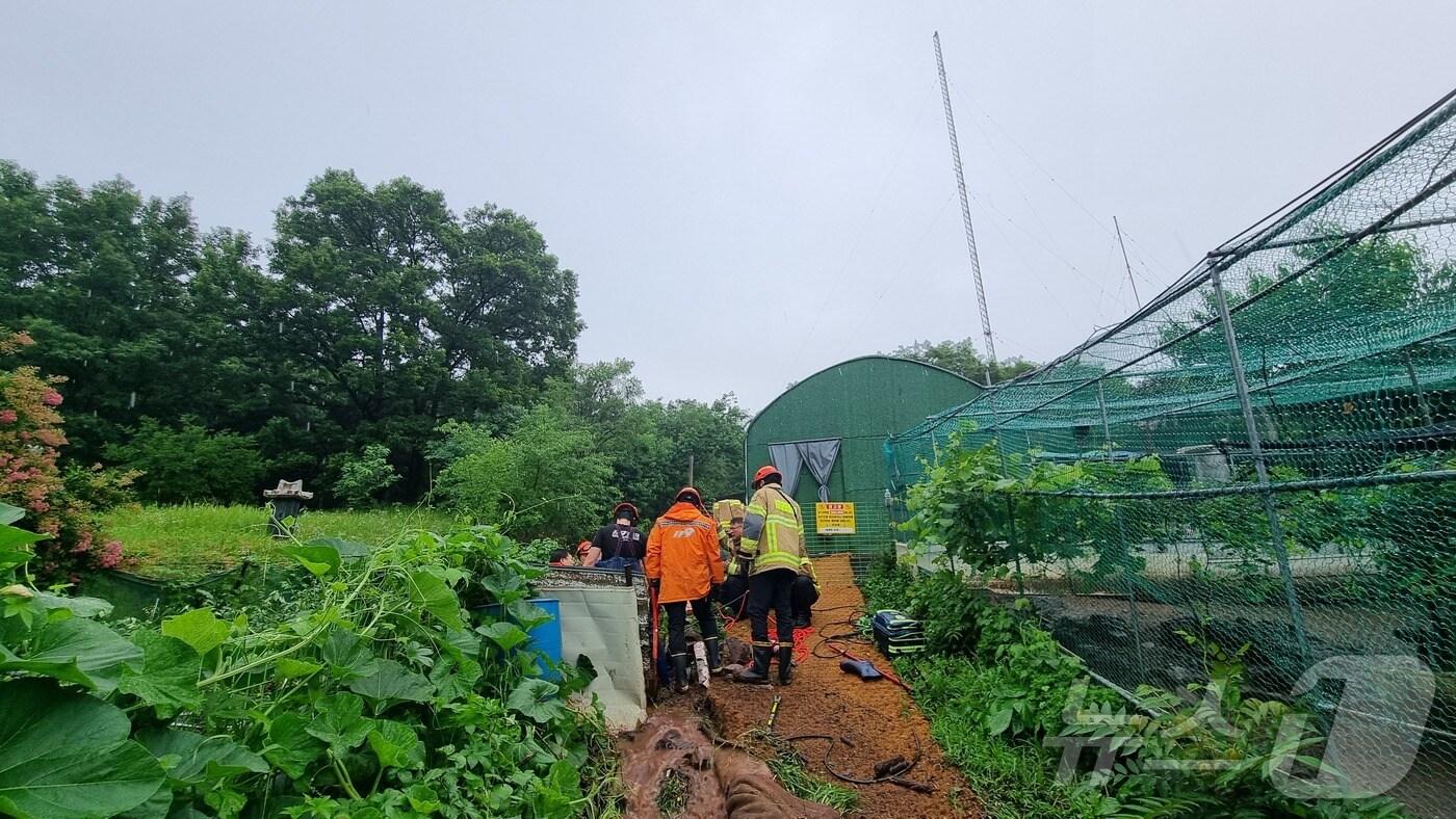 대구에서 국지성 호우와 강한 장맛비가 사흘째 쏟아지면서 60대 주민 1명이 사망하는 등 피해가 속출했다. 소방 당국은 10일 오전 8시쯤 비 피해가 발생한 북구 조야동에서 주민으로부터 &#34;물에 잠긴 사람이 있다&#34;는 신고를 받고 한 주택 인근 도랑 배수구에서 A&#40;60대 남성 추정&#41;씨를 발견했다. &#40;대구소방본부 제공&#41; 2024.7.10/뉴스1