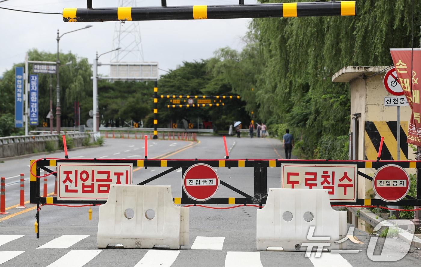 밤사이 집중호우가 쏟아진 10일 대구 신천동로가 전면통제되고 있다. 2024.7.10/뉴스1 ⓒ News1 공정식 기자