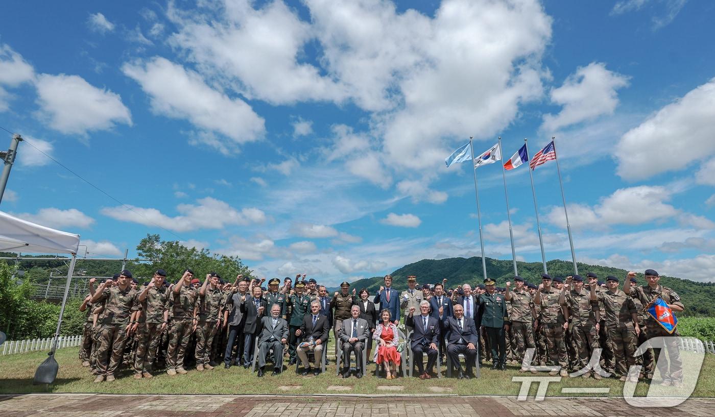 지난 10일 경기도 양평군 지평면 유엔기념비에서 열린 프랑스 지평리전투 기념식에서 강정애 국가보훈부 장관과 프랑스 생시르 육군사관학교의 생도 등이 기념촬영을 하고 있다. &#40;국가보훈부 제공&#41; 2024.7.10/뉴스1