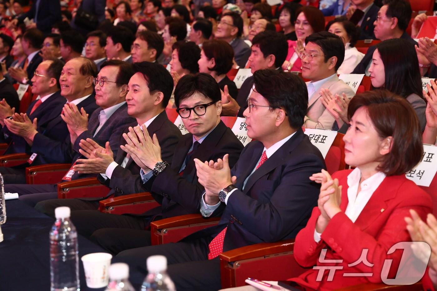 국민의힘 당대표 후보들이 10일 부산 해운대구 벡스코 오디토리움에서 열린 국민의힘 제4차 전당대회 부산·울산·경남 합동연설회에 자리하고 있다. 왼쪽부터 추경호 원내대표, 황우여 비상대책위원장, 서병수 전당대회선거관리위원장, 원희룡, 한동훈, 윤상현, 나경원 후보. 2024.7.10/뉴스1 ⓒ News1 김민지 기자