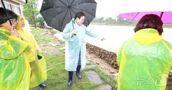 서거석 전북교육감이 10일 호우피해가 발생한 완주군 운주초등학교를 방문, 피해상황을 살피고 있다.&#40;전북교육청 제공&#41;/뉴스1