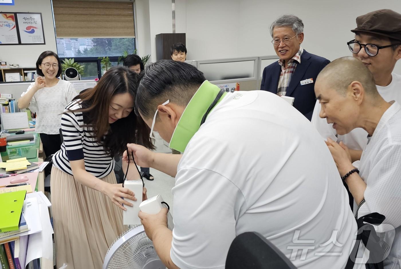 계룡시청 평생교육 부서 직원에 커피를 전달하고 있다. &#40;계룡시 제공&#41; /뉴스1