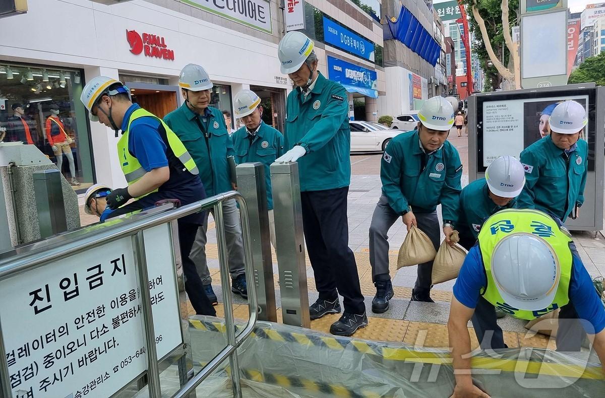 대구교통공사 임직원들이 도시철도 역사 등지에서 폭우에 대비해 시설물을 점검하고 있다. &#40;대구교통공사 제공&#41;/뉴스1