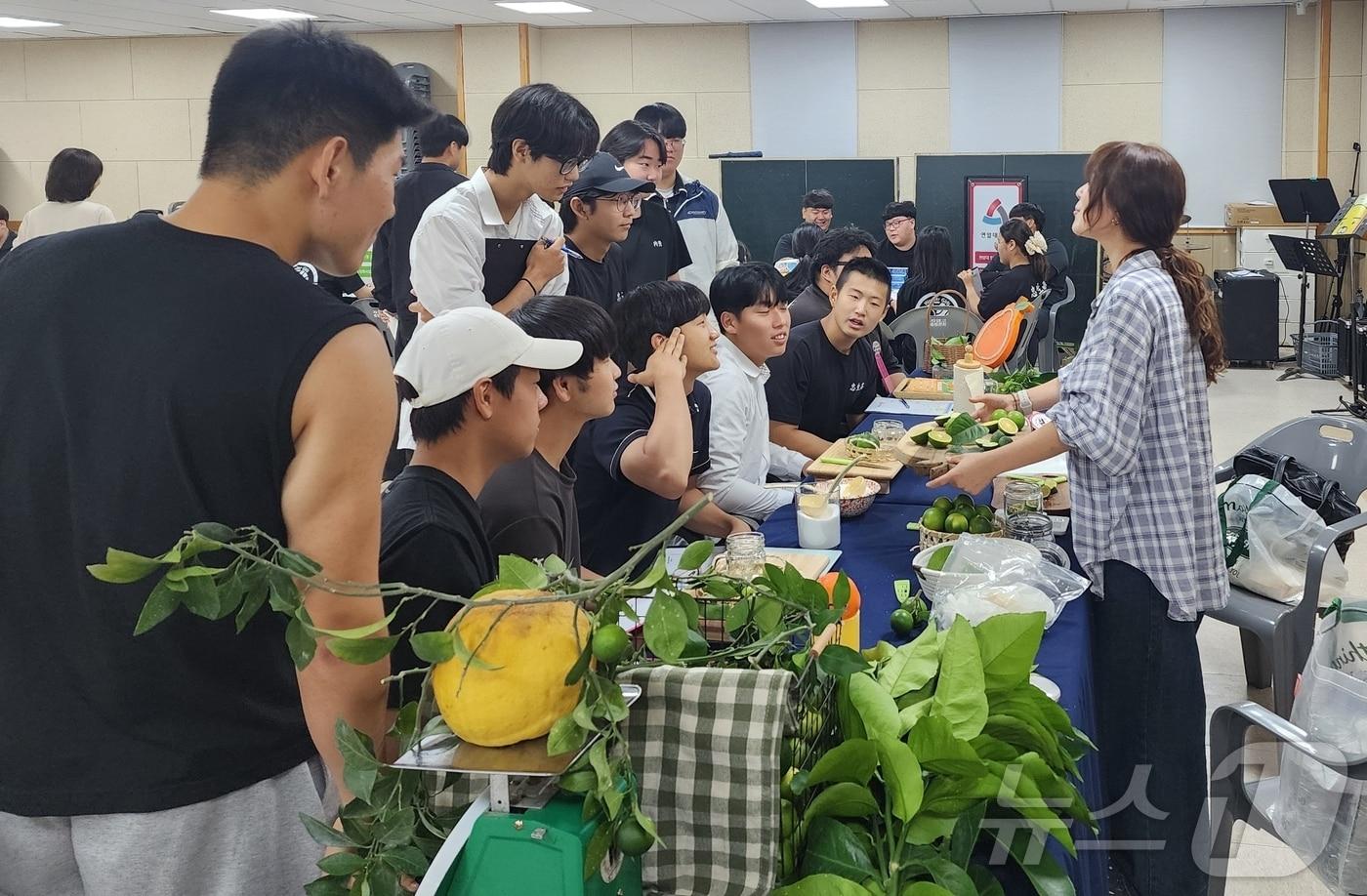 충북생명산업고등학교는 10일 학생들의 농창업 역량 강화를 위해 &#39;멘토의 날&#39;을 개최했다.&#40;충북교육청 제공&#41;/뉴스1