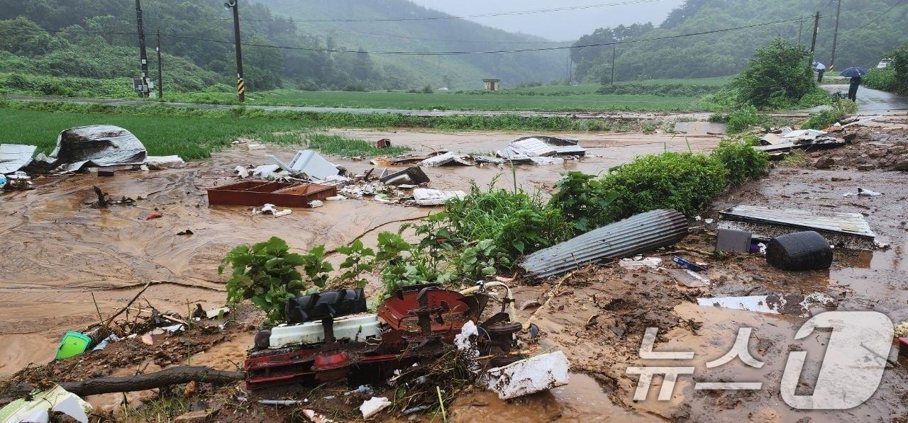 지난 7월 10일 충남 서천군에 집중호우로 인한 산사태가 발생해 주택에 피해가 발생한 모. &#40;서천군 제공&#41; 2024.7.10/뉴스1 ⓒ News1 김기태 기자