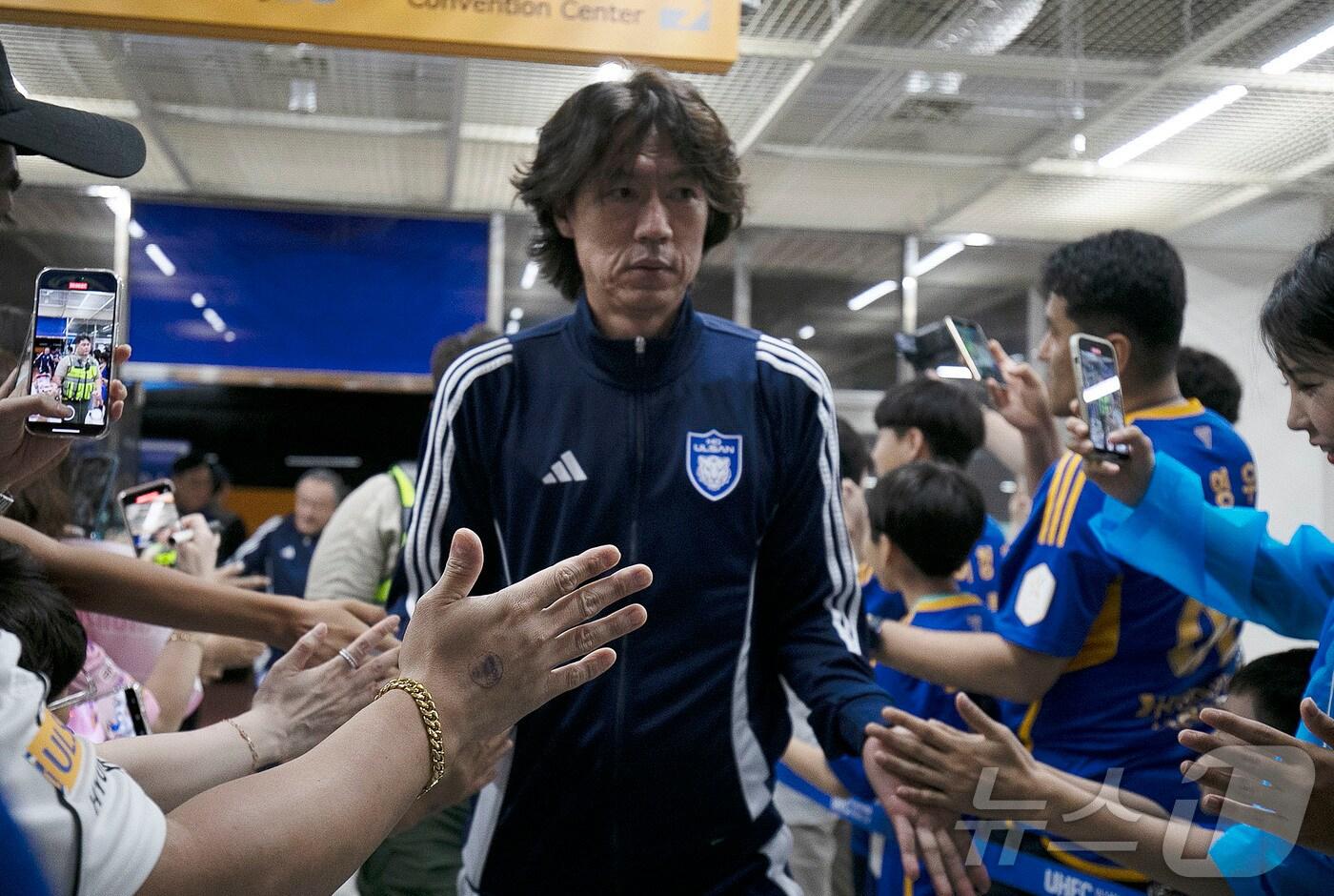 홍명보 프로축구 K리그1 울산 HD 감독이 10일 울산문수경기장에서 광주FC를 상대로 &#39;하나은행 K리그1 2024 22라운드&#39; 홈 경기를 위해 경기장에 들어서고 있다. 홍명보 감독은 이날 한국 축구 국가대표팀 감독직을 수락한 이후 처음 팬들 앞에 섰다.2024.7.10/뉴스1 ⓒ News1 김지혜 기자