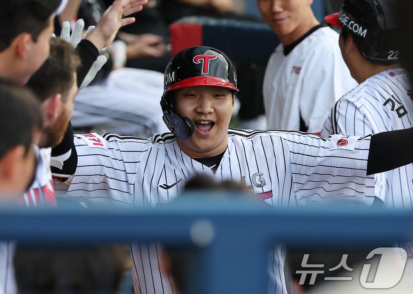 10일 오후 서울 송파구 잠실야구장에서 열린 프로야구 &#39;2024 신한 SOL 뱅크 KBO리그&#39; KIA 타이거즈와 LG 트윈스의 경기, LG 문보경이 2회말 무사 솔로홈런을 친 뒤 동료들과 기쁨을 나누고 있다. 2024.7.10/뉴스1 ⓒ News1 김진환 기자