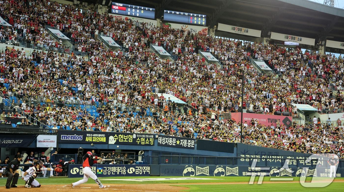 10일 오후 서울 송파구 잠실야구장에서 열린 프로야구 &#39;2024 신한 SOL 뱅크 KBO리그&#39; KIA 타이거즈와 LG 트윈스의 경기, 3루 KIA 응원단이 열정적인 응원을 펼치고 있다. 2024.7.10/뉴스1 ⓒ News1 김진환 기자