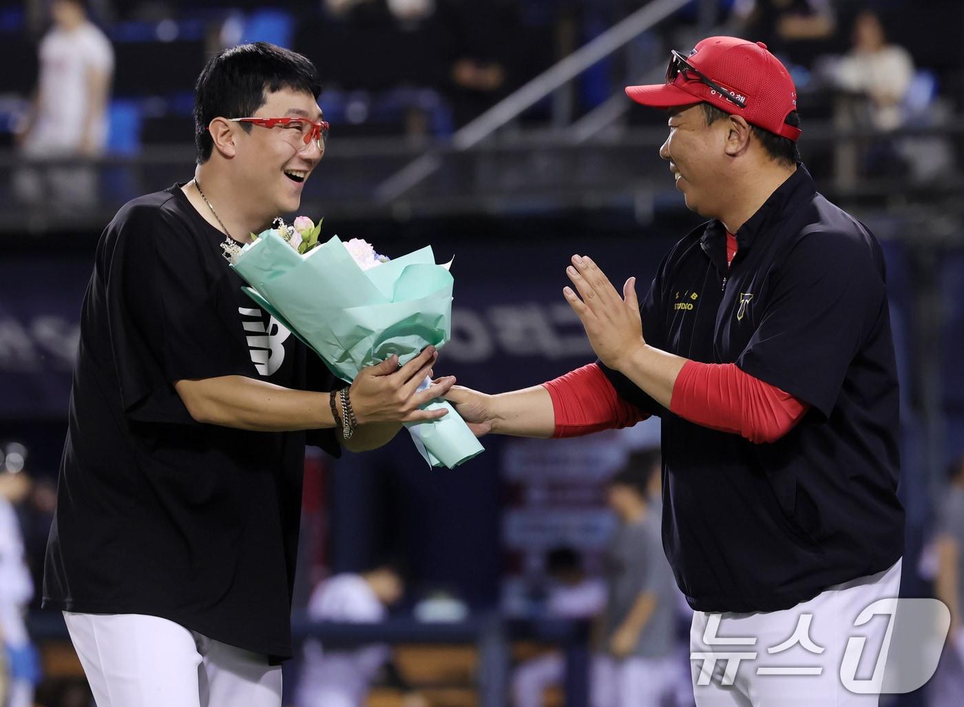 10일 오후 서울 송파구 잠실야구장에서 열린 프로야구 &#39;2024 신한 SOL 뱅크 KBO리그&#39; KIA 타이거즈와 LG 트윈스의 경기, 이날 선발 등판으로 KBO리그 최초로 400경기 등판 신기록과 함께 4회말 선두 타자 오스틴 딘을 투수 직선타로 잡아내 올 시즌 100이닝을 채우면서 역대 3번째로 11시즌 연속 100이닝 기록을 세운 양현종이 경기 후 이범호 감독에게 꽃다발을 받고 있다. &#40;기아 타이거즈 제공&#41; 2024.7.10/뉴스1 ⓒ News1 김진환 기자