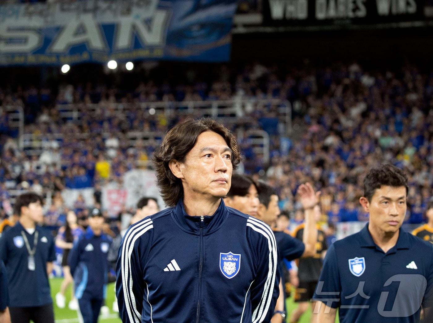 홍명보 울산HD 감독이 10일 울산 문수경기장에서 열린 프로축구 울산HD와 광주FC의 경기를 끝내고 울산HD 팬석에 인사를 하고 발걸음을 돌리고 있다. 2024.7.10/뉴스1 ⓒ News1 김지혜 기자