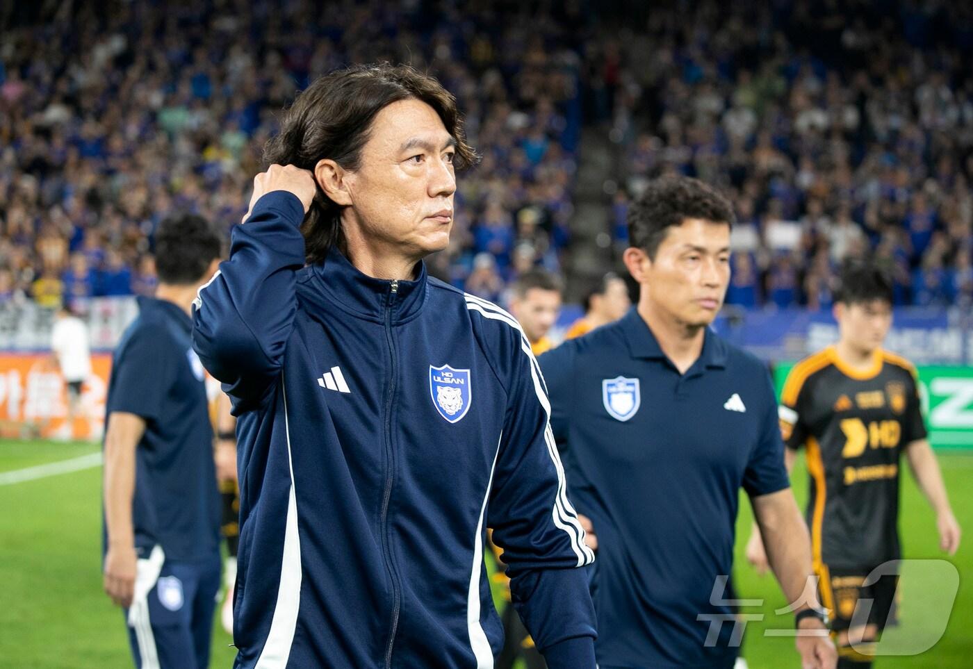 홍명보 울산HD 감독이 10일 울산 문수경기장에서 열린 프로축구 울산HD와 광주FC의 경기를 끝내고 울산HD 팬석에 인사를 하고 발걸음을 돌리고 있다. 2024.7.10/뉴스1 ⓒ News1 김지혜 기자