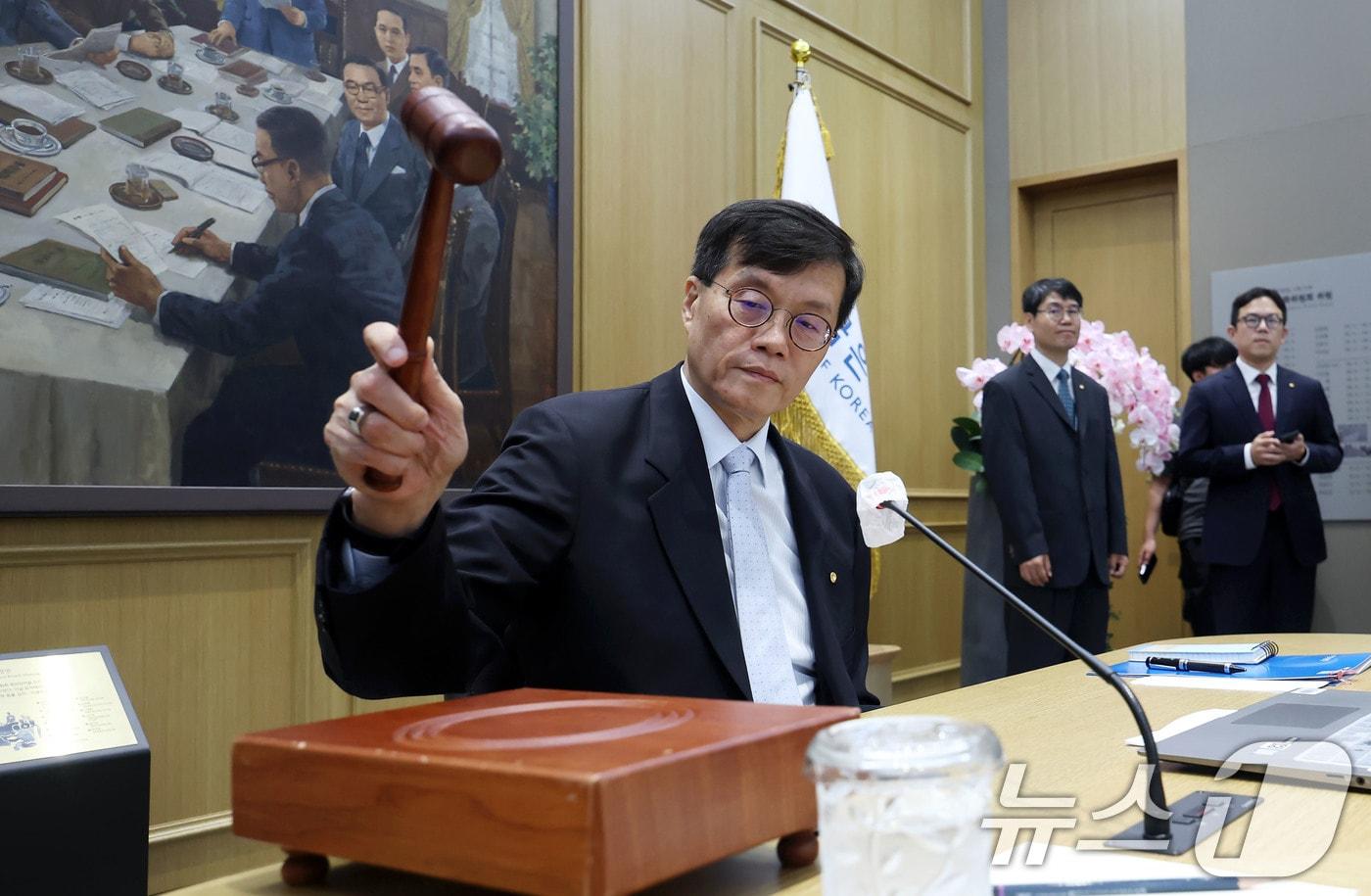 이창용 한국은행 총재가 11일 서울 중구 한국은행에서 열린 금융통화위원회에서 의사봉을 두드리고 있다. /뉴스1