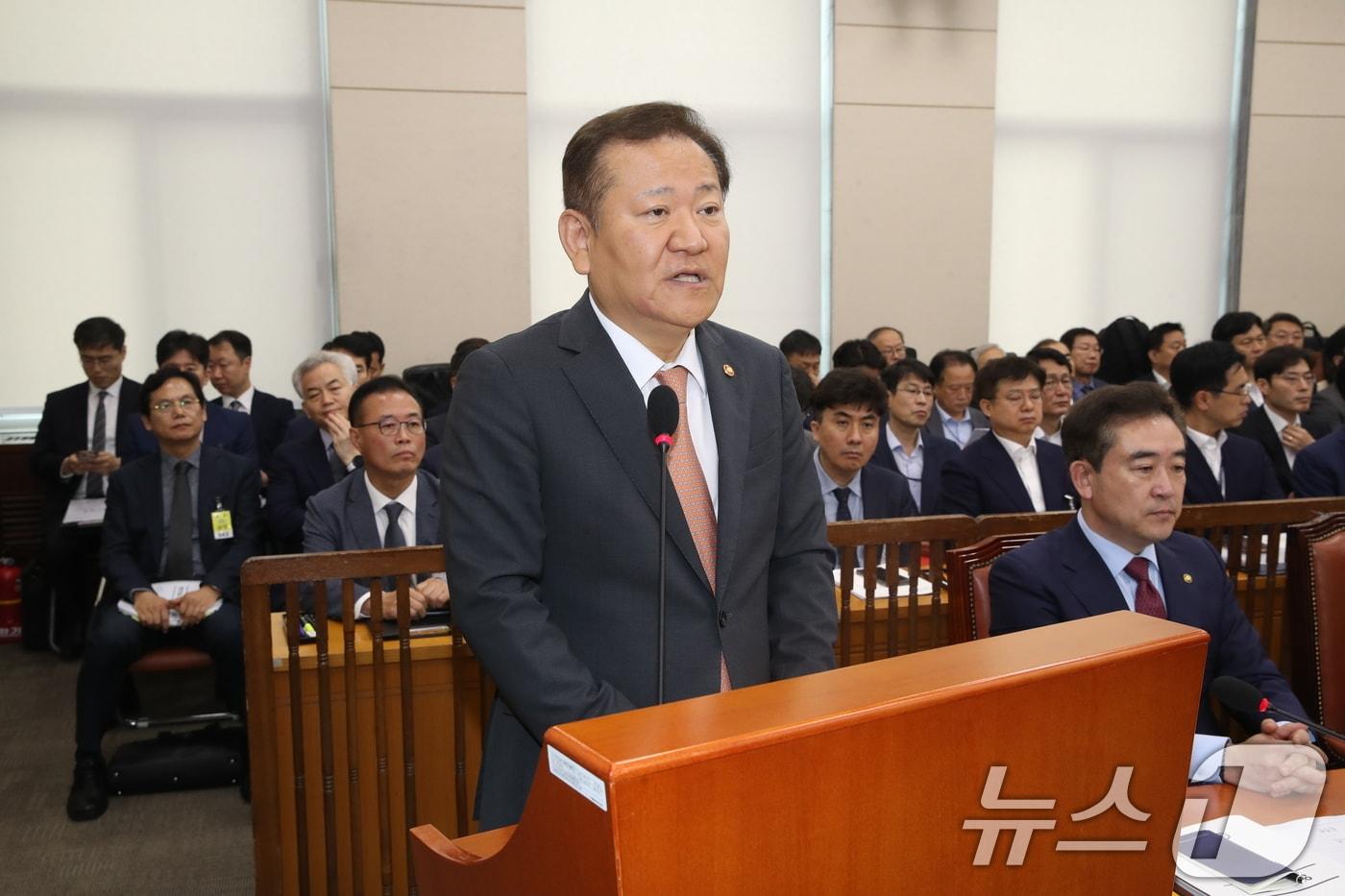 이상민 행정안전부 장관이 11일 오전 서울 여의도 국회에서 열린 행정안전위원회 전체회의에서 인사말을 하고 있다. 2024.7.11/뉴스1 ⓒ News1 이광호 기자