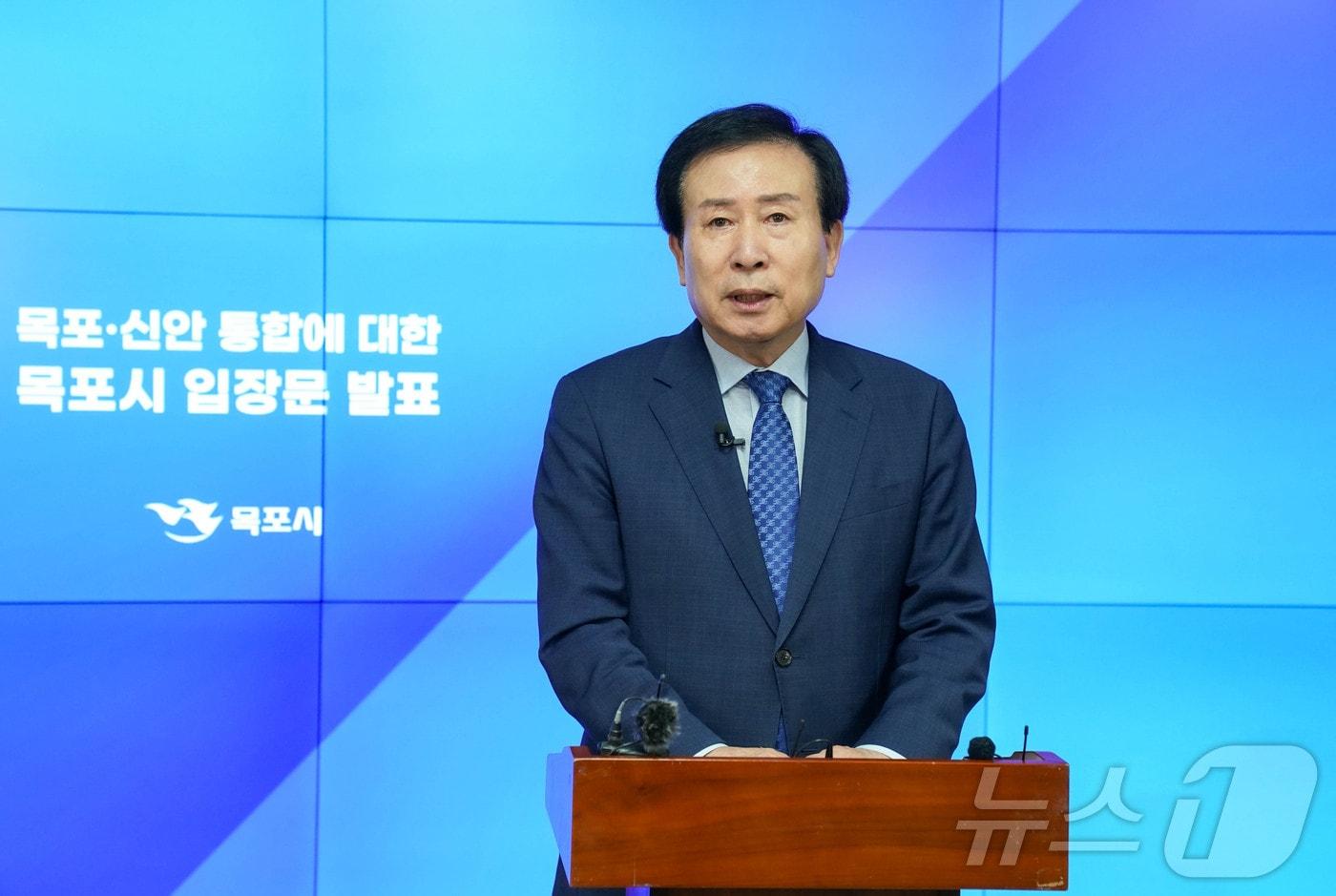 박홍률 목포시장이 11일 시청 상황실에서 목포․신안 통합 관련 입장문을 발표하고 있다.&#40;목포시 제공&#41; 2024.7.11/뉴스1