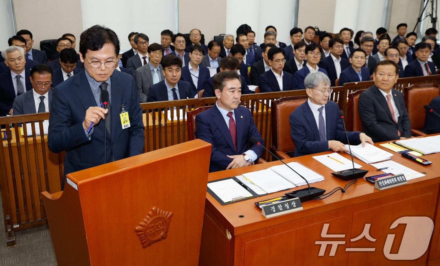 김철문 경북경찰청장이 11일 오전 서울 여의도 국회에서 열린 행정안전위원회 전체회의에 출석해 채상병 순직 사건 수사 관련 질의에 답하기 위해 마이크를 잡고 있다. 2024.7.11/뉴스1 ⓒ News1 안은나 기자