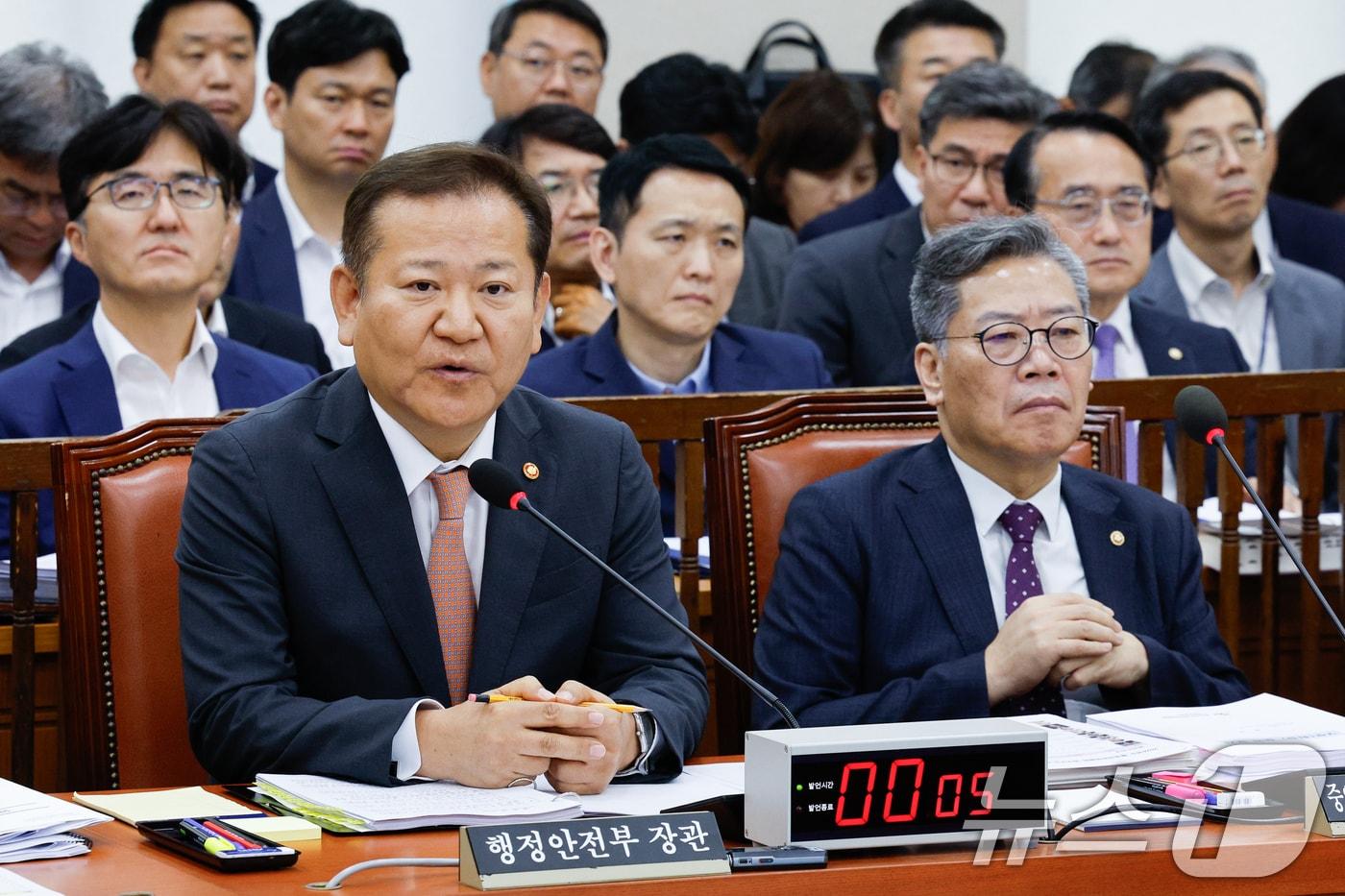 이상민 행정안전부 장관이 11일 오전 서울 여의도 국회에서 열린 행정안전위원회 전체회의에 출석해 의원 질의에 답하고 있다. 2024.7.11/뉴스1 ⓒ News1 안은나 기자