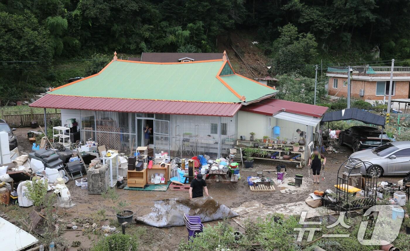  대전 서구 용촌동에서 11일 주민들이 복구작업을 하고 있다. 2024.7.11/뉴스1 ⓒ News1 김기태 기자