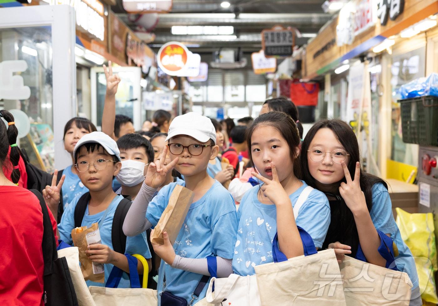 광주시교육청의 전통시장 체험교육에 참여한 운남초 학생들이 광주 광산구 월곡시장에서 장보기 행사를 갖고 있다.&#40;광주시교육청 제공&#41;2024.7.11./뉴스1