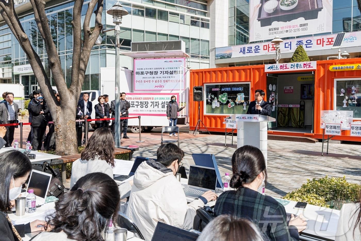 지난해 3월 소각제로가게 제1호점을 설명 중인 박강수 마포구청장.&#40;마포구청 제공&#41;