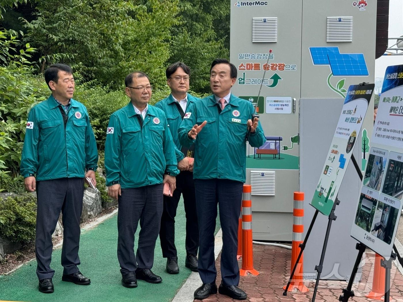 박천동 울산 북구청장이 전국 최초로 전기차 사용후 배터리를 활용한 &#39;스마트승강장&#39;에 대해 설명하고 있다.2024.7.11.ⓒ News1 김세은 기자